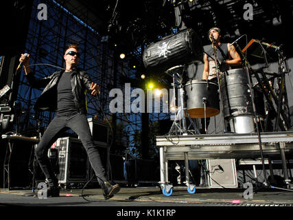 (L-R) Bobby Alt Adam Alt Street Drum Corps esecuzione 2008 Projekt Revolution Tour Verizon Wireless Amphitheatre Irvine. Foto Stock