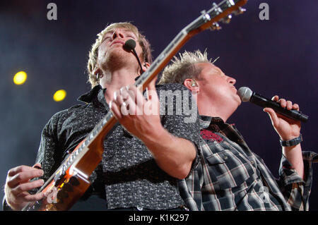 (L-R) musicisti Joe Don Rooney Gary LeVox Rascal Flatts che ha eseguito 2008 Stagecoach Country Music Festival Indio. Foto Stock