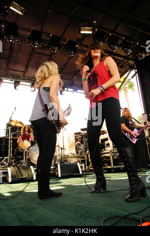 (L-R) Allison Robertson Brett Anderson Donnas si esibisce il giorno 3 2 ° Festival annuale Sunset Strip Music Festival 12,2009 settembre Los Angeles, California. Foto Stock