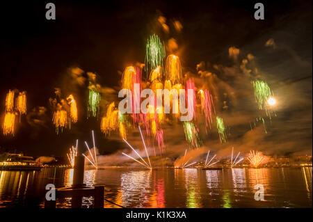 Ginevra, Svizzera, sono i fuochi d'artificio spettacolari ogni anno. Illuminare il cielo e riflettendo sulle acque profonde Foto Stock