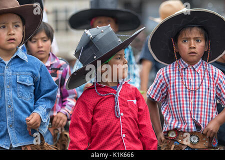 Giugno 29, 2017 Cotacachi, Ecuador: kichwa bambini indigeni sono parte attiva del programma Inti Raymi festival Foto Stock