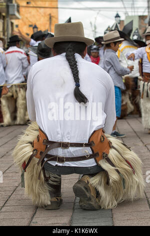 Giugno 29, 2017 Cotacachi, Ecuador indigeni kichwa l uomo è tenuto a riposo da ballare Inti Raymi celebrazione Foto Stock