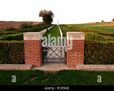 AJAXNETPHOTO. BEAUMONT HAMEL, Francia. - Cimitero - LA CWGC cimitero militare vicino SUNKEN LANE. Foto:JONATHAN EASTLAND/AJAX REF:GR132309 3060 Foto Stock