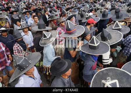 Giugno 29, 2017 Cotacachi, Ecuador: Kichwa uomini durante occupare la piazza principale evento a Inti Raymi indossando extra sombreros di grandi dimensioni Foto Stock