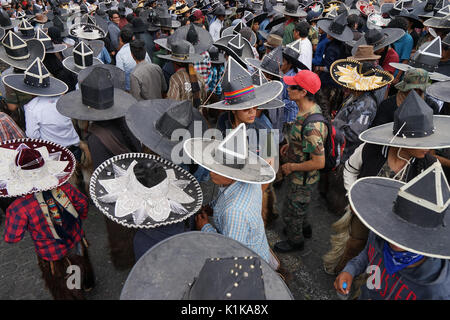 Giugno 29, 2017 Cotacachi, Ecuador: Kichwa uomini durante occupare la piazza principale evento a Inti Raymi Foto Stock