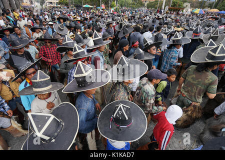 Giugno 29, 2017 Cotacachi, Ecuador: uomini indigeni indossando extra large sombreros danza nella piazza principale della città a Inti Raymi Foto Stock