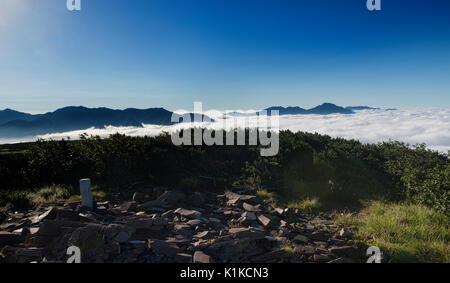 Sopra un mare di nuvole, Daisetsuzan National Park, Hokkaido, Giappone Foto Stock