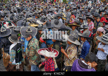 Giugno 29, 2017 Cotacachi, Ecuador indigeni Kichwa folla sulla strada per celebrare Inti Raymi Foto Stock