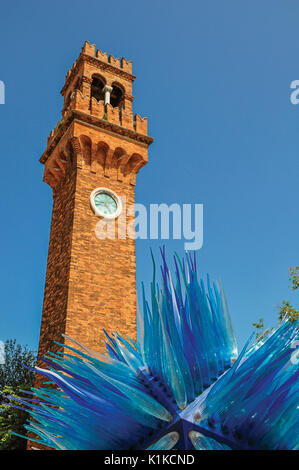 Vista della torre dell orologio realizzato in mattoni e una forma a stella sculture in vetro di Murano, una piccola e piacevole città sulla parte superiore delle isole vicino a Venezia. Foto Stock