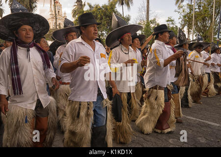 Giugno 29, 2017 Cotacachi, Ecuador: uomini che indossano extra grandi cappelli e chaps durante Inti Raymi celebrazione Foto Stock