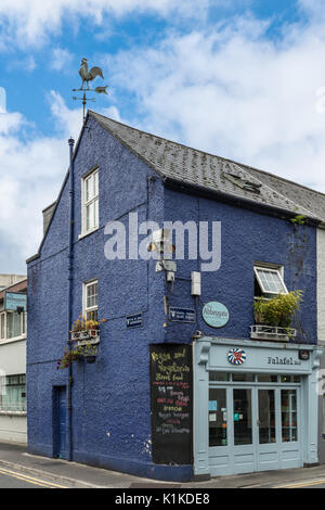 Galway, Irlanda - 3 Agosto 2017: Small business blu scuro angolo facciata del negozio di vendita falafel fast food vegetariani e cucina di strada. Scena di strada. Foto Stock