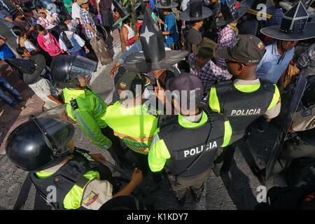 Giugno 29, 2017 Cotacachi, Ecuador: avviso di polizia un uomo indigeni durante Inti Raymi celebrazione Foto Stock