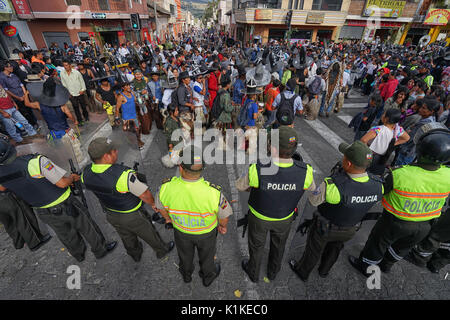 Giugno 29, 2017 Cotacachi, Ecuador: kichwa uomini indigeni Dancing in the town plaza a Inti Raymi Foto Stock