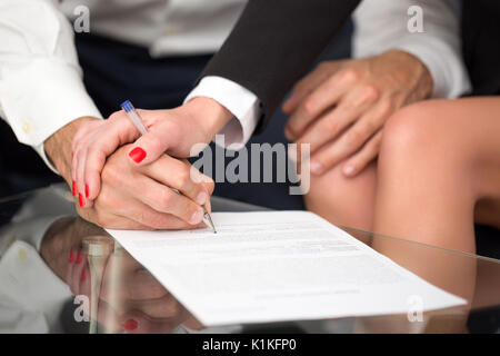 Coppia o imprenditori firma contratto sulla scrivania in vetro closeup Foto Stock