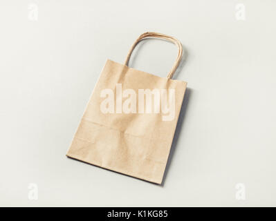 Carta shopping bag su sfondo della carta. Craft confezione di carta. Foto Stock