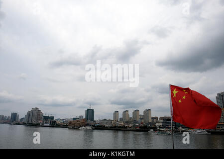 Dandong, provincia di Liaoning, Cina - 31 Luglio 2017: lungomare del centro cittadino di Dandong sia sul fiume Yalu fronte Sinuiju, la Corea del Nord. Foto Stock