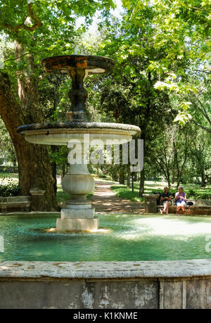 Fontana nei giardini di Villa Borghese a Roma, Italia Foto Stock