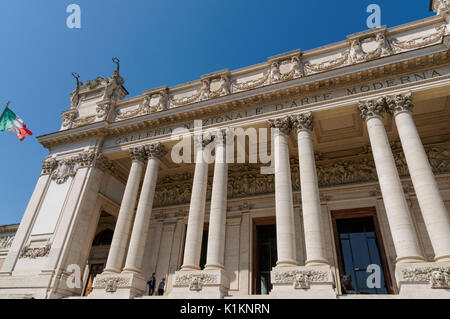 L'ingresso alla Galleria Nazionale di Arte Moderna di Roma, Italia Foto Stock