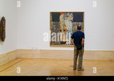 Visitatore presso la Galleria Nazionale di Arte Moderna di Roma, Italia Foto Stock