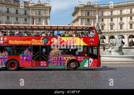 Autobus Turistici presso la Piazza della Repubblica a Roma, Italia Foto Stock