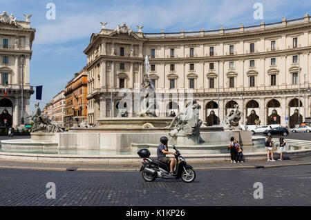 L'uomo sul ciclomotore presso la Piazza della Repubblica a Roma, Italia Foto Stock