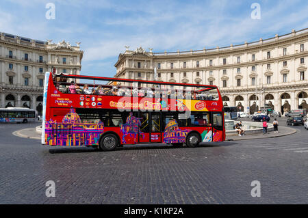 Autobus Turistici presso la Piazza della Repubblica a Roma, Italia Foto Stock