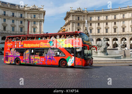 Autobus Turistici presso la Piazza della Repubblica a Roma, Italia Foto Stock