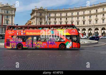 Autobus Turistici presso la Piazza della Repubblica a Roma, Italia Foto Stock