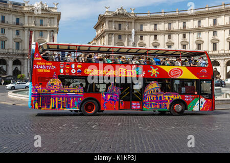 Autobus Turistici presso la Piazza della Repubblica a Roma, Italia Foto Stock