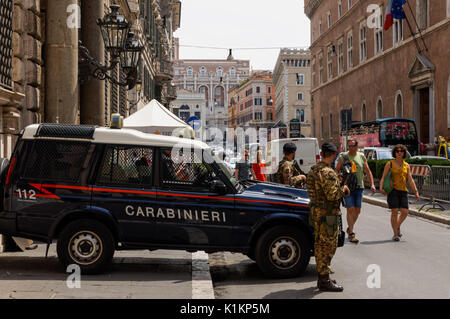 Pattuglia dei carabinieri sulla Via del Plebiscito a Roma, Italia Foto Stock