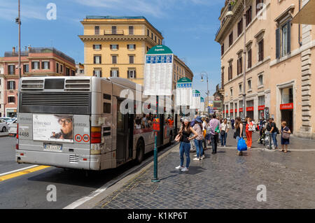 Fermata su Corso Vittorio Emanuele II in Roma, Italia Foto Stock