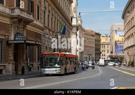 Il traffico su Corso Vittorio Emanuele II in Roma, Italia Foto Stock