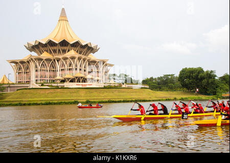 Nuovo stato di Sarawak assemblea legislativa edificio con il suo caratteristico tetto payung, Kuching, Malaysia Foto Stock