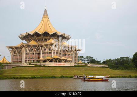 Nuovo stato di Sarawak assemblea legislativa edificio con il suo caratteristico tetto payung, Kuching, Malaysia Foto Stock