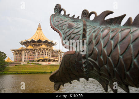 Nuovo stato di Sarawak assemblea legislativa edificio con il suo caratteristico tetto payung, Kuching, Malaysia Foto Stock