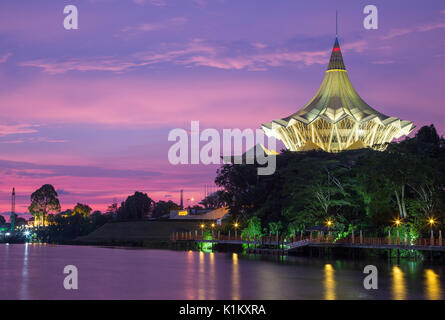 Nuovo stato di Sarawak assemblea legislativa edificio con il suo caratteristico tetto payung, Kuching, Malaysia Foto Stock