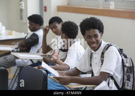 Gli studenti provenienti da Detroit Comunità scuola partecipare a un estate motivazionale pagato programma di lavoro dove si impara la vita, il lavoro e le competenze commerciali in un incubatore imprenditoriale tipo ambiente. Foto Stock