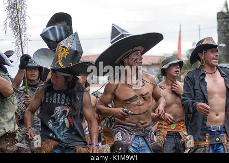 Giugno 29, 2017 Cotacachi, Ecuador: kichwa indigeni in marcia su strada durante il programma Inti Raymi festival Foto Stock