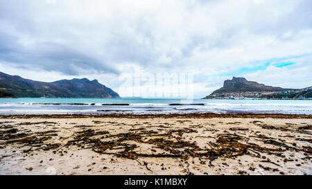 Vista di Hout Bay sulla Penisola del Capo nella provincia del Capo occidentale del Sud Africa. Sentinel Mountain sulla destra e il Chapmans Peak sulla sinistra Foto Stock