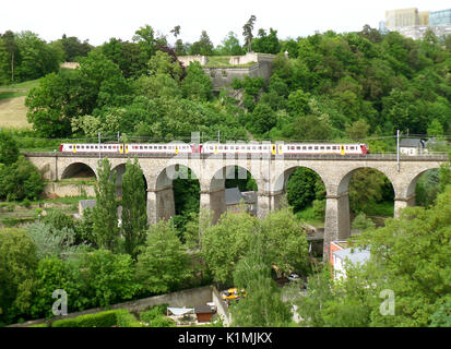 Il treno attraversa la passerella, 24 archi viadotto nella città di Lussemburgo, Lussemburgo Foto Stock