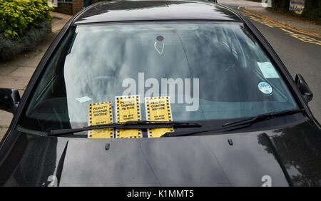 Addebito di penalità avvisi su di un parabrezza di automobile Foto Stock