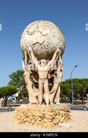 Matalascañas, Spagna - 2 Giugno 2017: la scultura di un artista sconosciuto nella città spagnola Matalascañas. La provincia di Huelva, Andalusia, Spagna Foto Stock