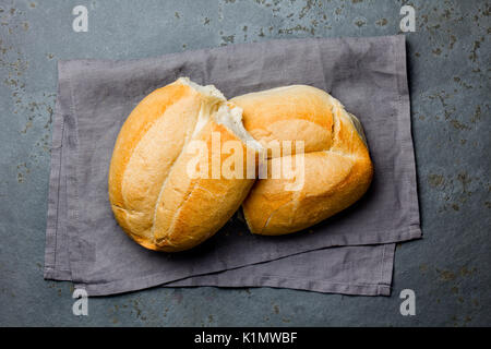 Tradizionale pane cileno marraqueta su sfondo di legno Foto Stock