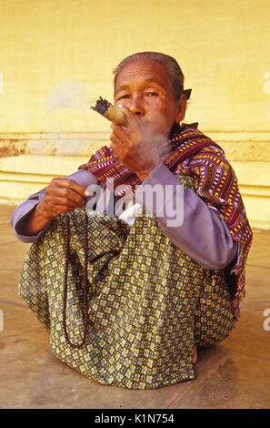 Vecchia donna fumare una cheroot (sigaro), pagano (Bagan), Birmania (Myanmar) Foto Stock
