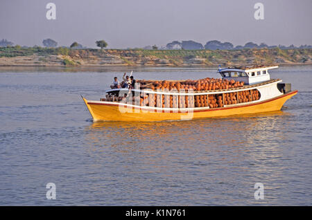 Imbarcazione alaggio pentole di creta sul Irrawaddy Ayeyarwady (Fiume), Mandalay Birmania (Myanmar) Foto Stock