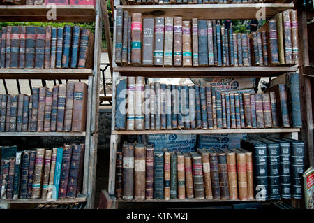 Vecchio libro cubano è in vendita in un open-air bookstore di Havana Cuba