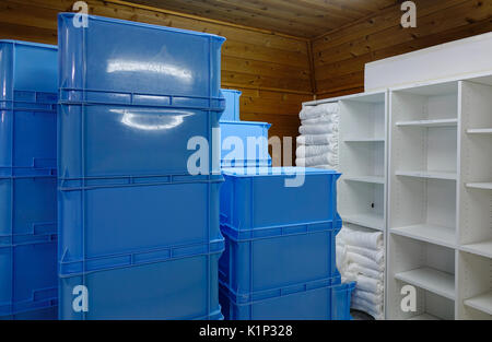 Diverse pile di scatola in plastica presso il Magazzino di legno. Close up. Foto Stock