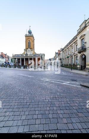 Northampton, Regno Unito - Agosto 10, 2017: cielo chiaro vista la mattina della Chiesa di Tutti i Santi nel centro di Northampton. Foto Stock