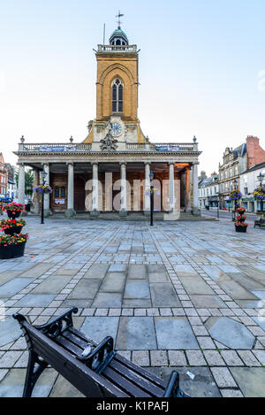 Northampton, Regno Unito - agosto 10, 2017: cielo chiaro vista la mattina della chiesa di tutti i santi nel centro di Northampton. Foto Stock