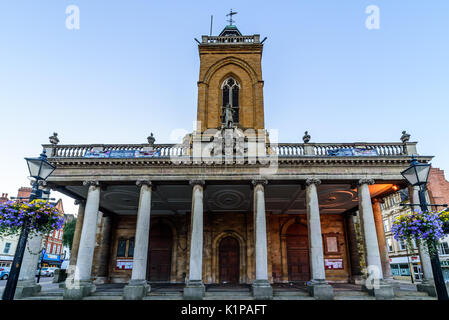 Northampton, Regno Unito - agosto 10, 2017: cielo chiaro vista la mattina della chiesa di tutti i santi nel centro di Northampton. Foto Stock